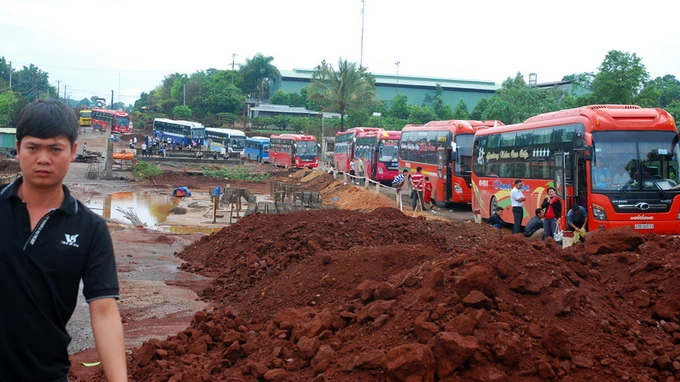 Hàng ngàn xe tải, xe khách“sa lầy” trên quốc lộ 14 ảnh 1